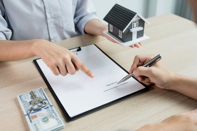 El comprador firma el contrato después de que los agentes inmobiliarios explican un contrato comercial, _ Foto Premium